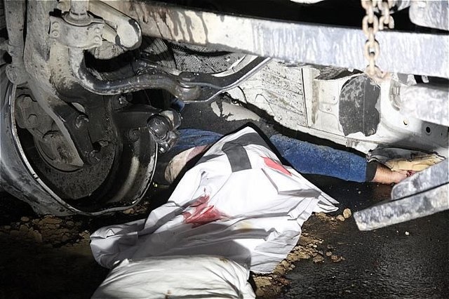 واژگونی تریلی ترکیه‌ای حامل پلی اتیلن در بزرگراه فتح +عکس