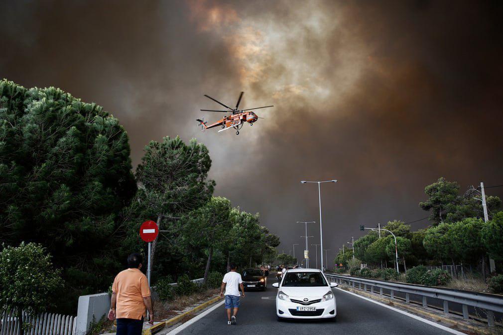 تلاش هلیکوپتر آتش‌نشانی برای اطفای حریق در یونان +عکس