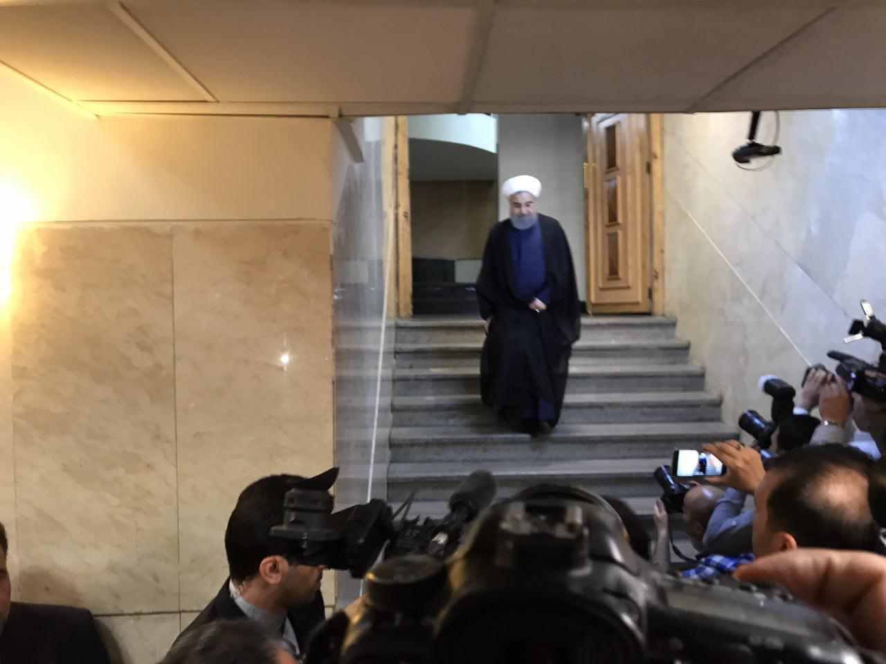 ورود روحانی به وزارت‌کشور جهت ثبت‌نام در انتخابات +تکمیلی