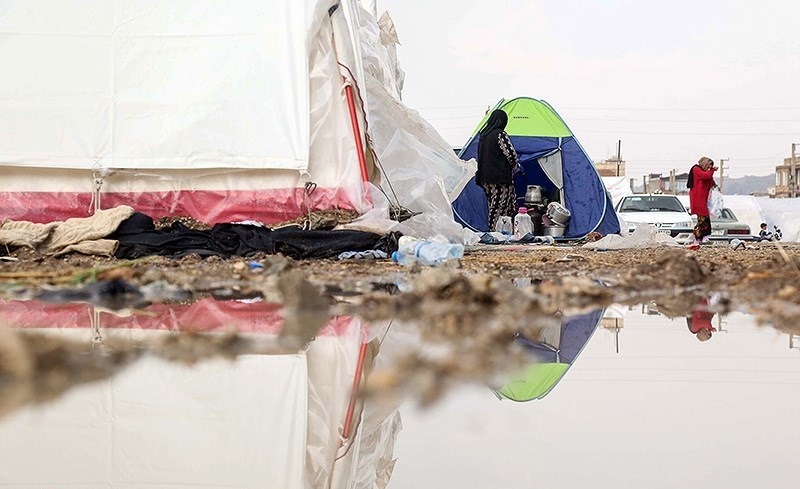  وضعیت چادرهای زلزله‌زدگان در شب بارانی +فیلم