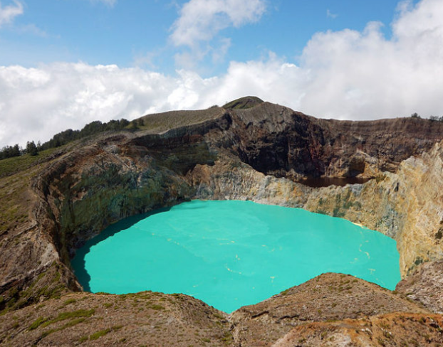 این دریاچه افسانه‌ای هر روز به رنگی جدید در می‌آید +تصاویر