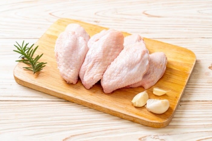 ماجرای تزریق هورمون به مرغ‌ها؛ مصرف بال و گردن مرغ برای سلامتی مضر است؟
