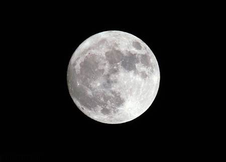 شناسایی سایه موجودی سرگردان در کره ماه + عکس