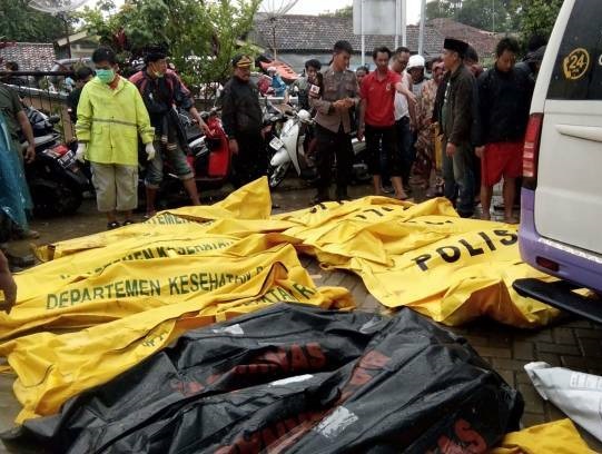  اجساد قربانیان سونامی اندونزی +عکس