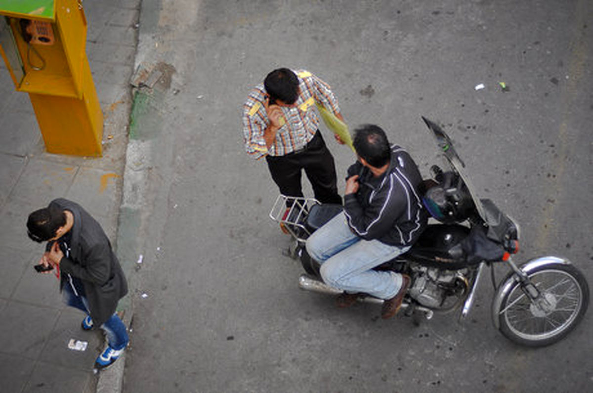 فرار یک دزد از دست مالک موتورسیکلت بعد از سرقت ناموفق + فیلم