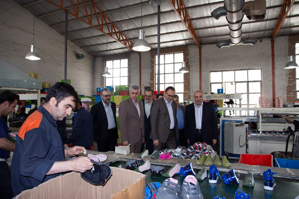 بازدید مدیران ارشد بانک ملت از کارخانه تولید کننده کفش‌های اهدایی این بانک به کمیته امداد امام خمینی(ره)