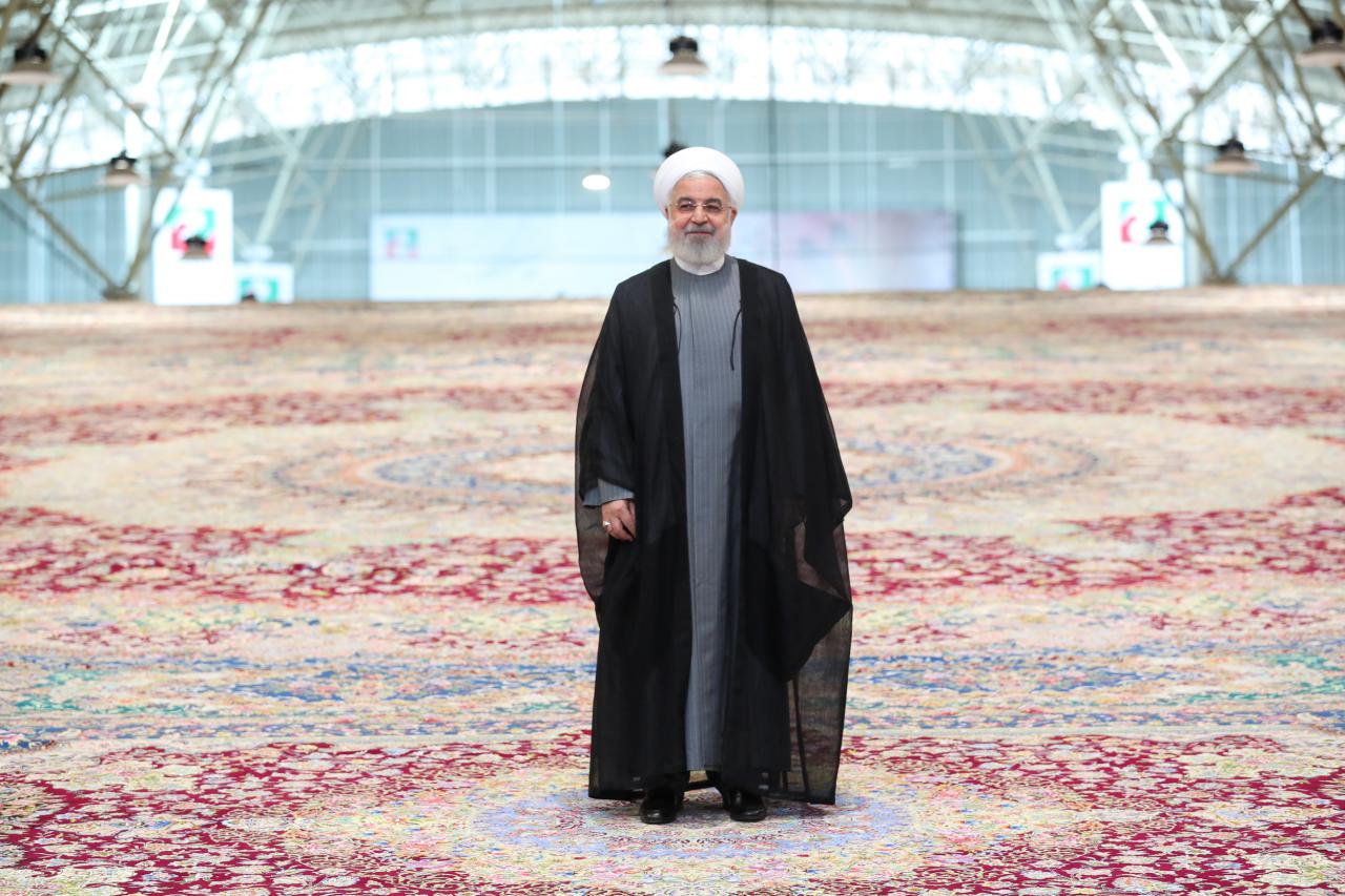قدم زدن روحانی روی بزرگ‌ترین فرش جهان +عکس