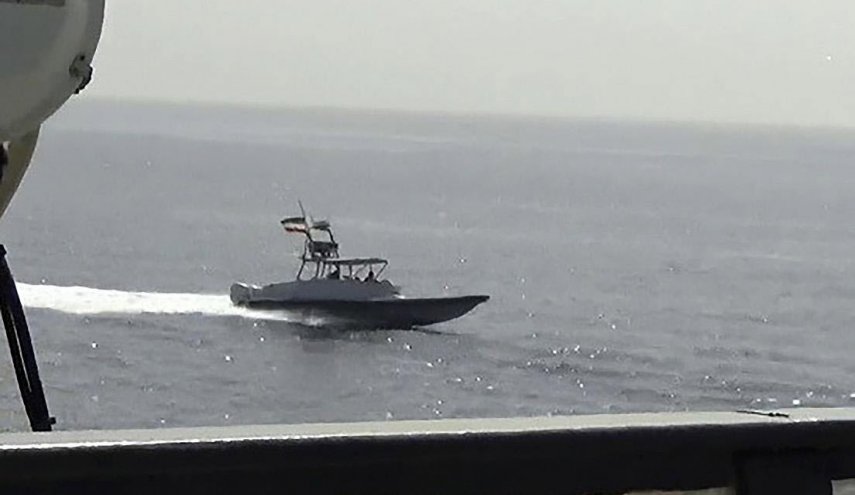  لحظه تقابل قایق های‌ سپاه با کشتی آمریکایی در خلیج فارس + فیلم
