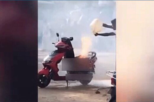  انفجار شدید باطری موتورسیکلت برقی + فیلم