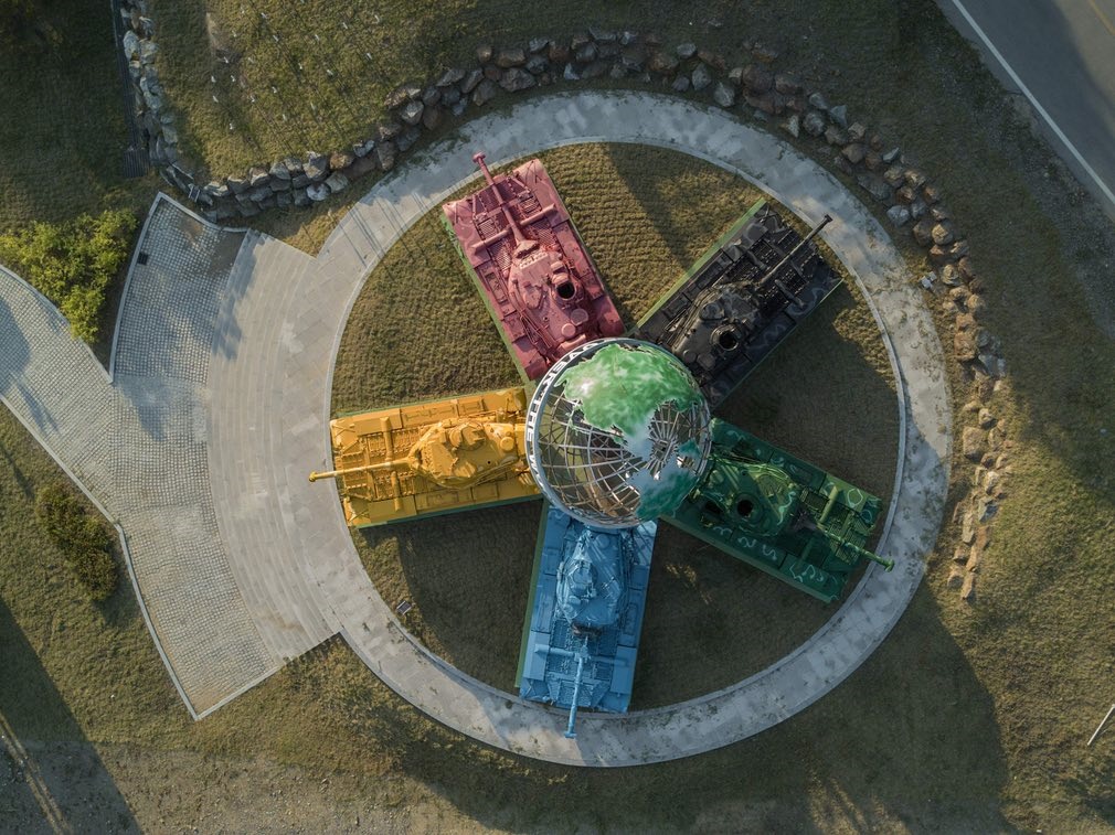 ساخت اثر هنری با تانک‌های رنگی در کره‌جنوبی +عکس
