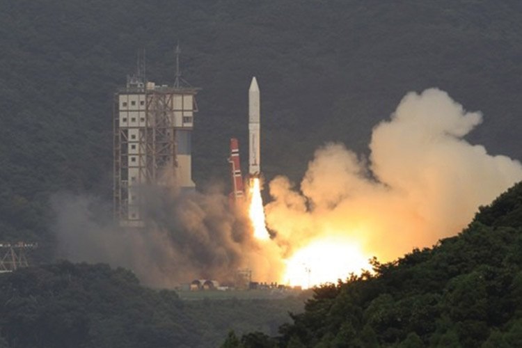 چین راکت با سوخت جامد پرتاب می‌کند