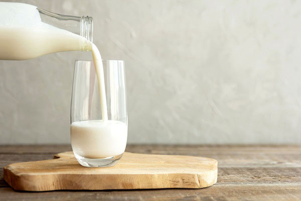 با شیر ترشیده چکار کنیم؟ + کاربردهای شیر ترشیده