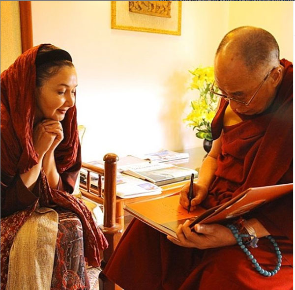 خانم بازیگر در کنار رهبر بوداییان جهان +تصاویر