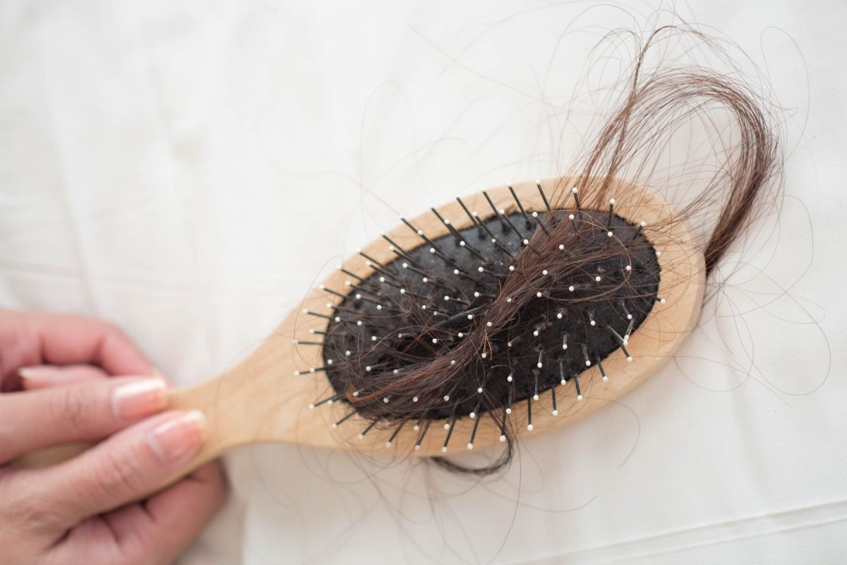 با ریزش مو در پاییز چه کنیم؟ + دلیل و درمان