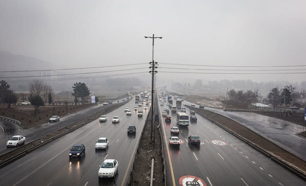 جاده‌های استان تهران لغزنده و مه گرفته است