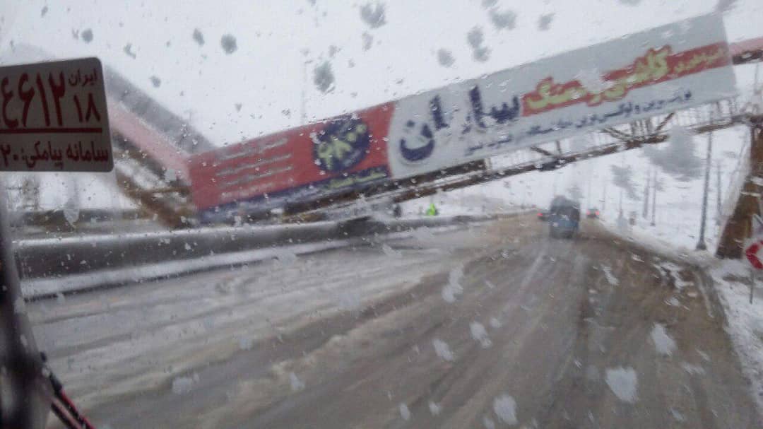 شکسته شدن پل عابر پیاده در جاده تهران همدان +عکس