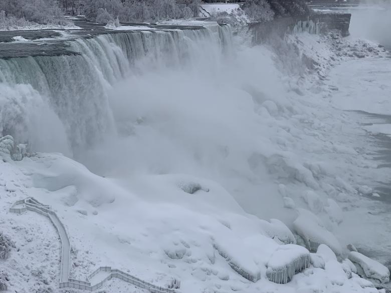 یخ زدن قسمتی از آبشار نیاگارا +فیلم