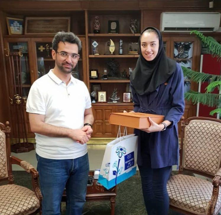 عکس یادگاری وزیر جوان روحانی با کیمیا علیزاده 