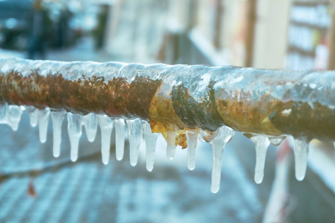  پیشگیری از یخ زدگی و ترکیدگی لوله آب در فصل زمستان  در ساختمان با این ترفندها