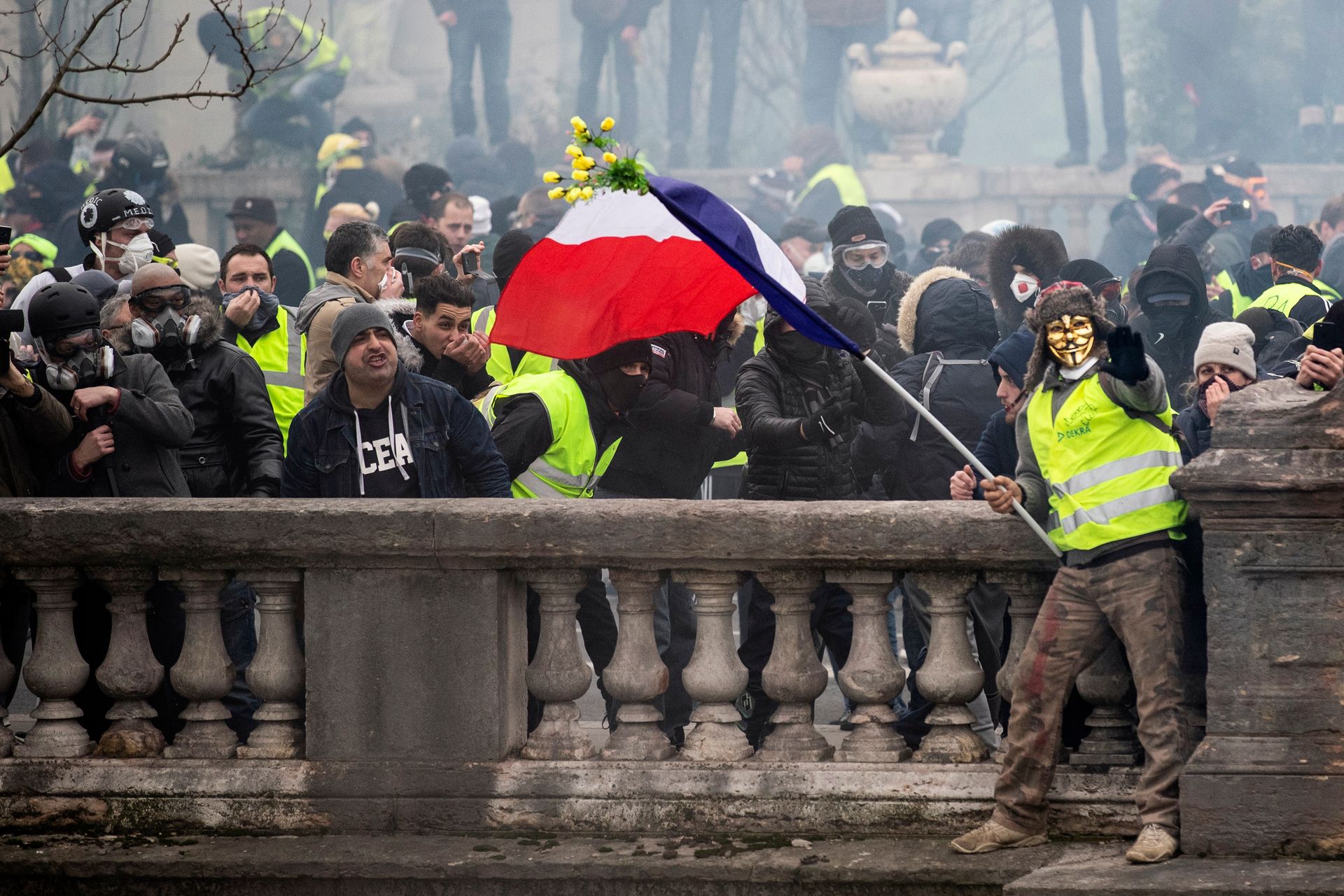 آتش فقط با استعفای ماکرون می‌خوابد/سیاه‌نمایی دولت فرانسه علیه جلیقه زردها