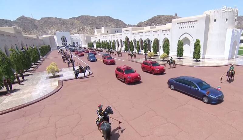 استقبال خودرویی عمانی ها از رییس‎ جمهور ایران + فیلم