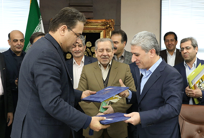 امضای قرارداد واگذاری کارخانه ریسباف اصفهان از سوی بانک ملی به وزارت راه و شهرسازی