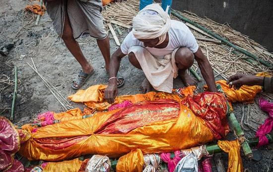 زنده شدن مرد هندی در مراسم خاکسپاری +عکس