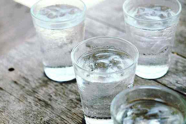 عوارض مرگبار نوشیدن آب یخ