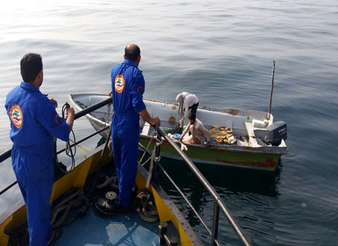 سرنشینان قایق صیادی در آب‌های دریای عمان نجات یافتند