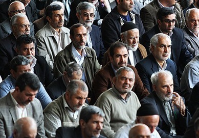 احمدی‌نژاد و الهام درجمع نمازگزاران +تصاویر