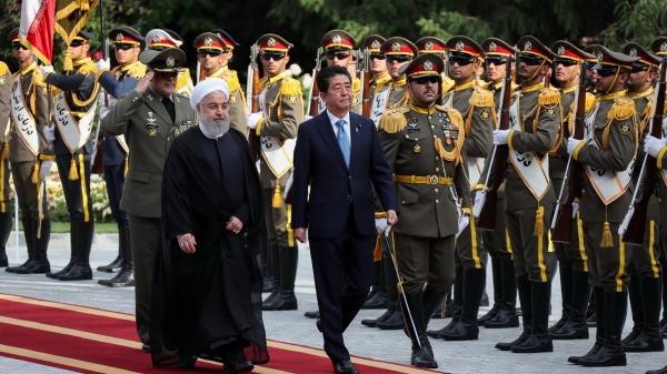 استقبال رسمی روحانی از نخست وزیر ژاپن