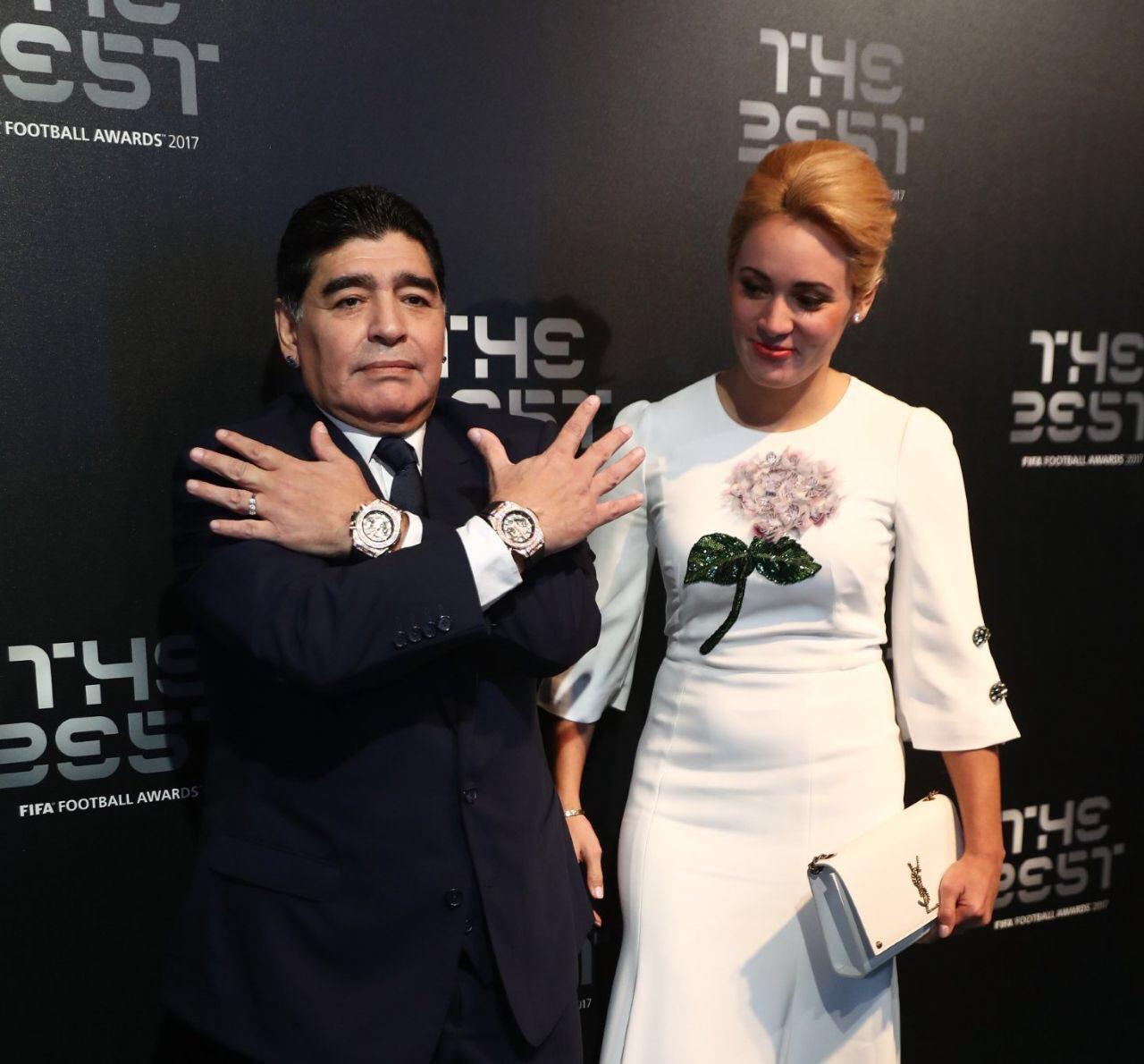 مارادونا و همسرش بر روی فرش سبز مراسم The Best +عکس 