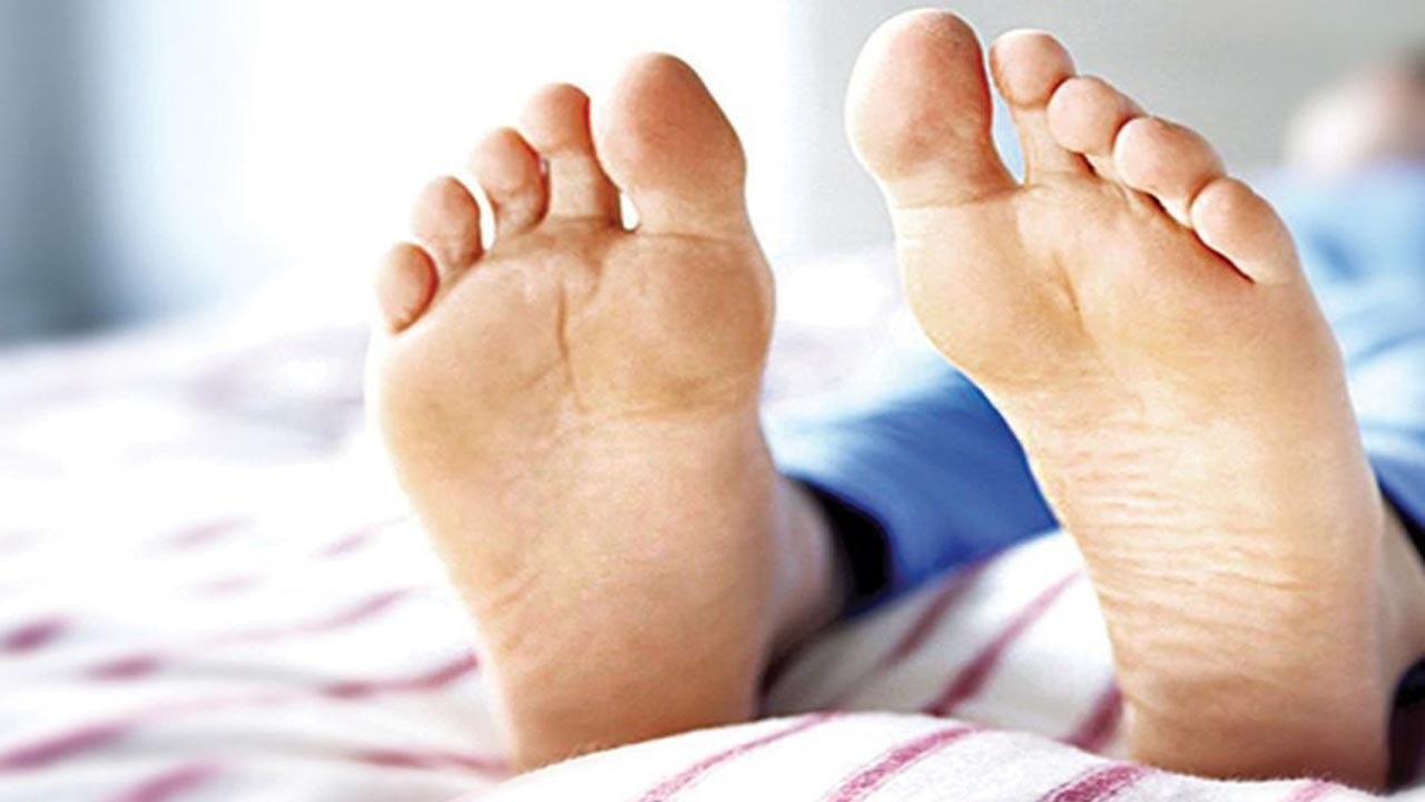 ۴ فایده بلندتر قرار دادن پا‌ها هنگام خواب