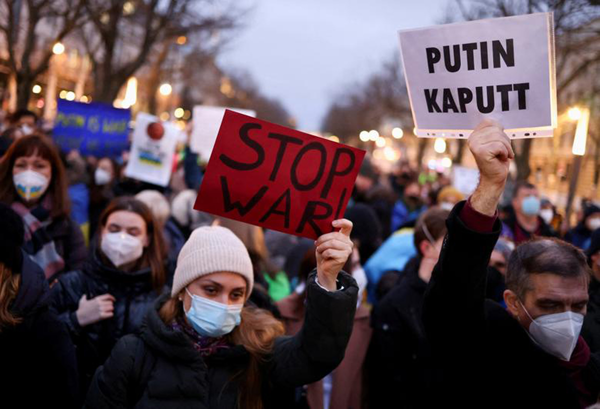 تظاهرات ضد جنگ  در نووسیبیرسک روسیه + فیلم