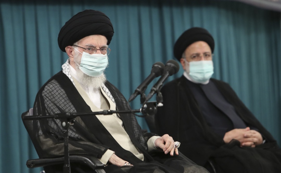 ایران در مقابل قدرت های بزرگ ایستاده است / غلط می کند کسی فکر کندن درخت تناور جمهوری اسلامی را هم بکند