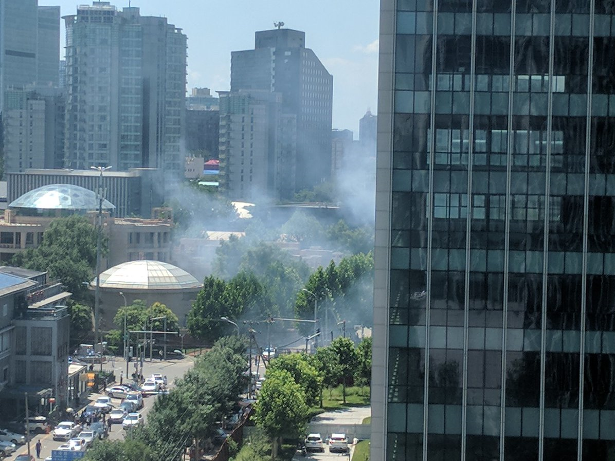 شنیدن شدن صدای انفجار در نزدیکی سفارت آمریکا در پکن +تصاویر