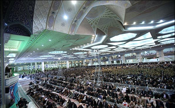 مداحی سیاسی در مراسم نماز عیدفطر در تهران!