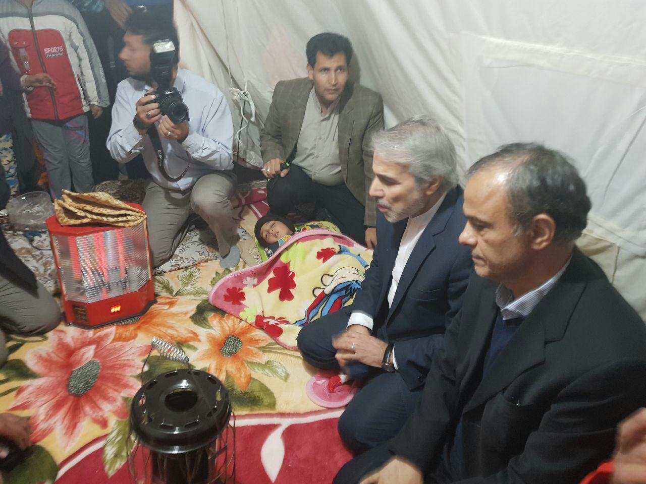 معاون رییس‌جمهور در چادر زلزله‌زدگان کرمان +عکس