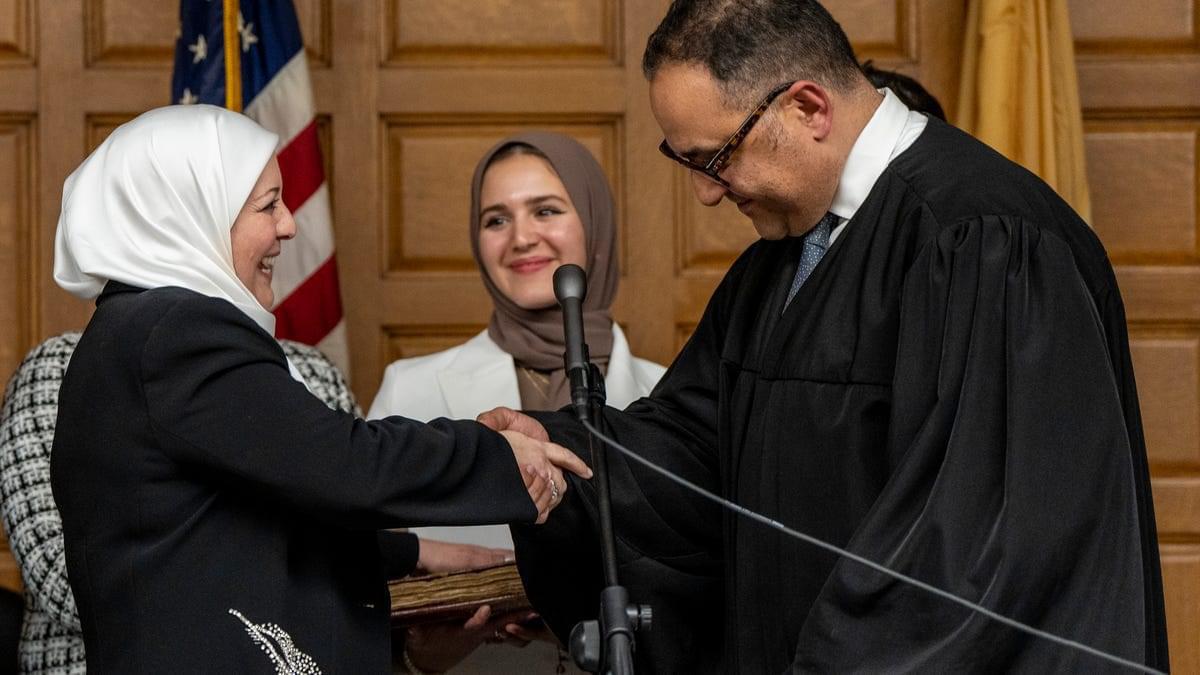 اولین قاضی محجبه در آمریکا سوگند یاد کرد + فیلم